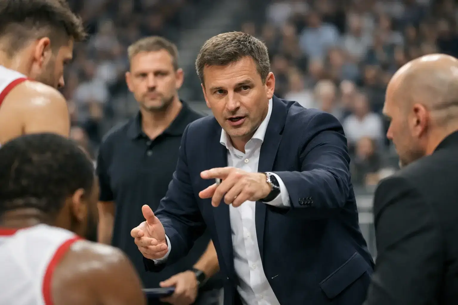 Basketball-Trainer gibt Anweisungen w&auml;hrend einer Auszeit